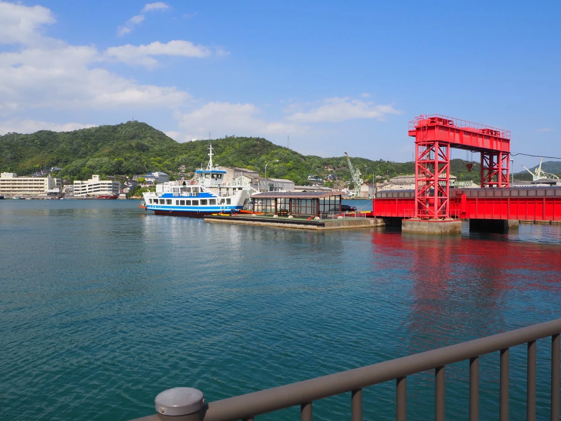 港に停泊するフェリー