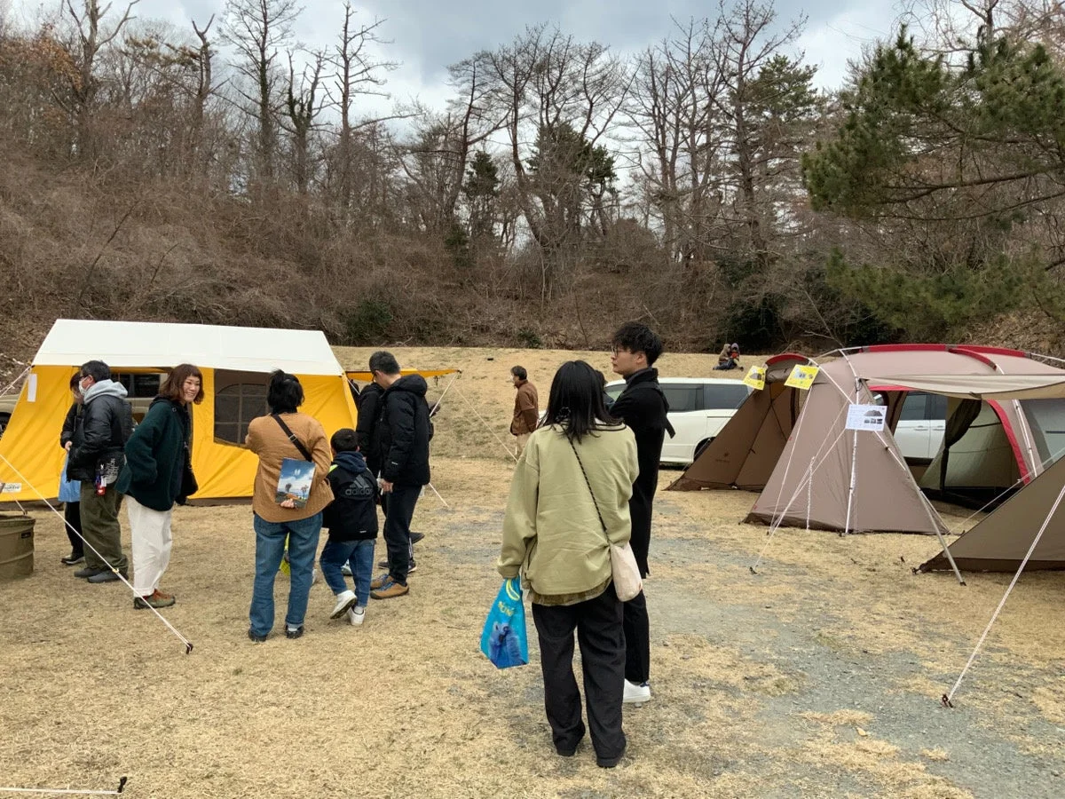 屋外広場でのテント展示