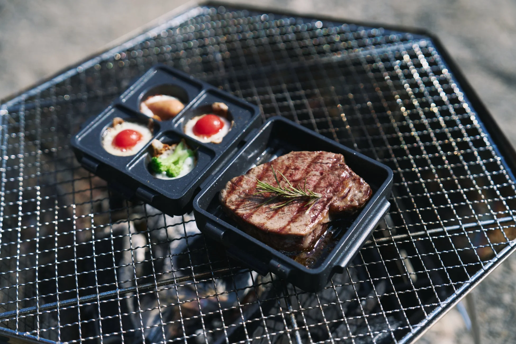 炭火焼きグリルでステーキと卵料理を調理
