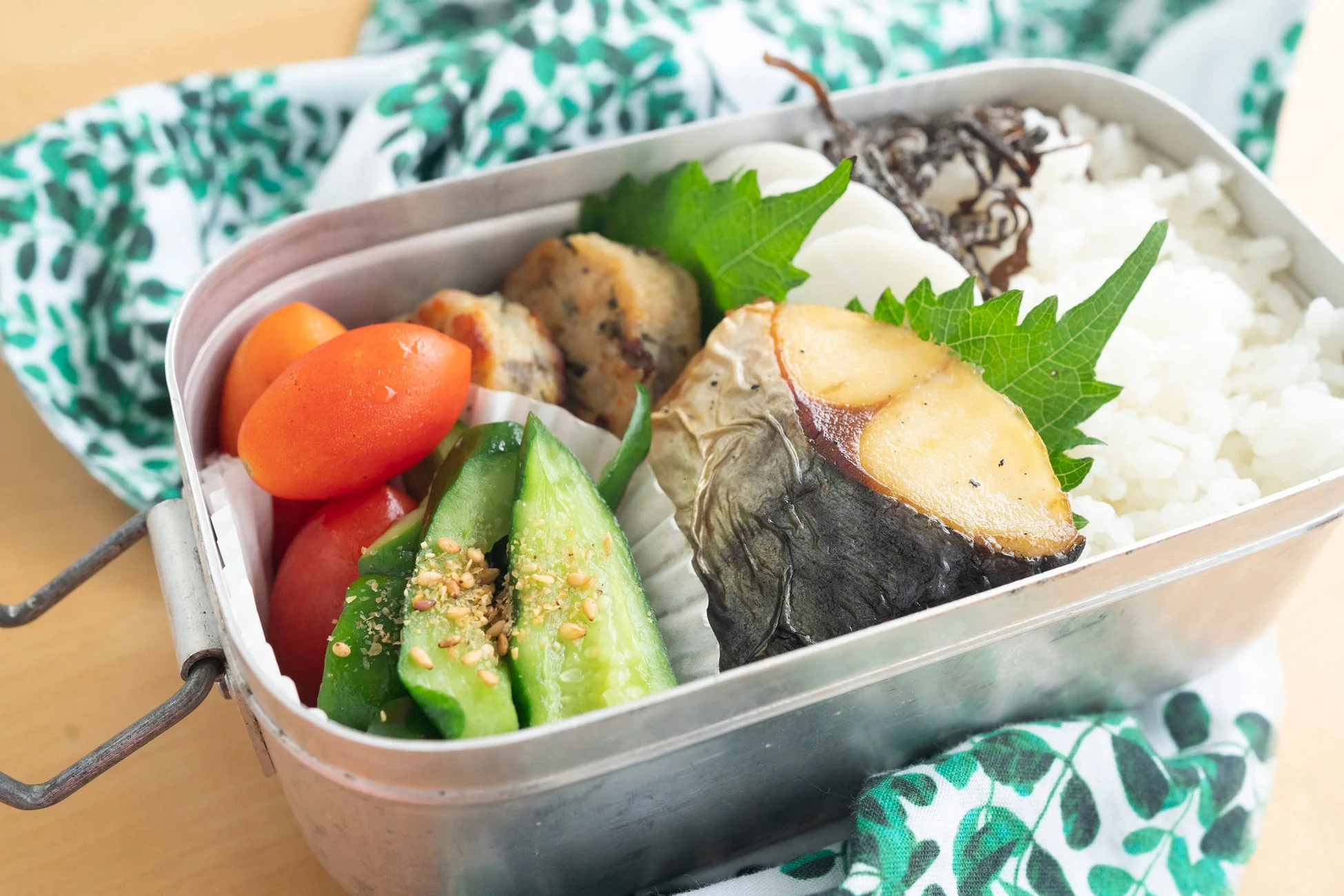 アルミ製の弁当箱に和風のお弁当