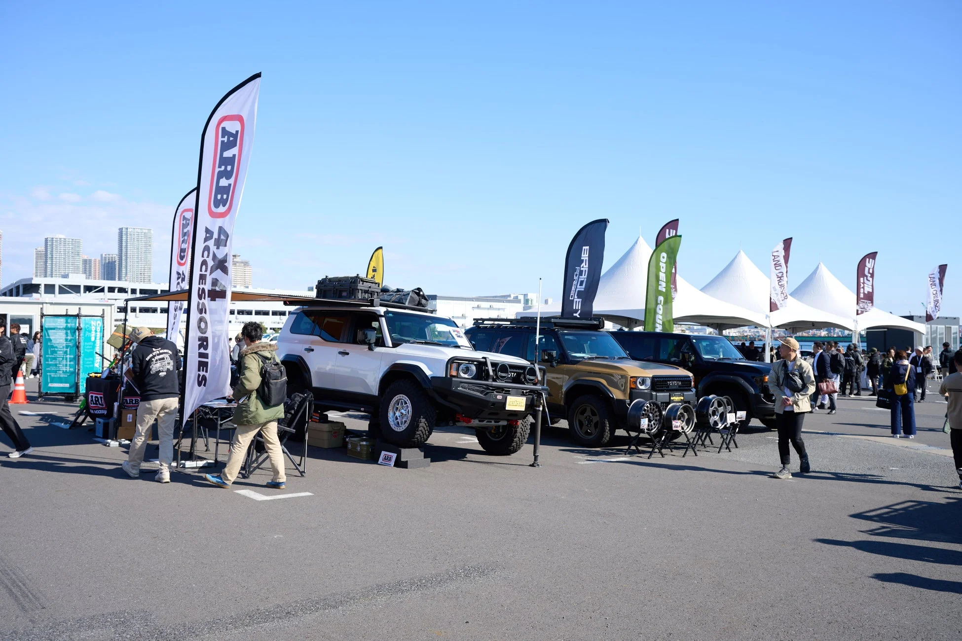 屋外イベントに展示されたカスタマイズSUV