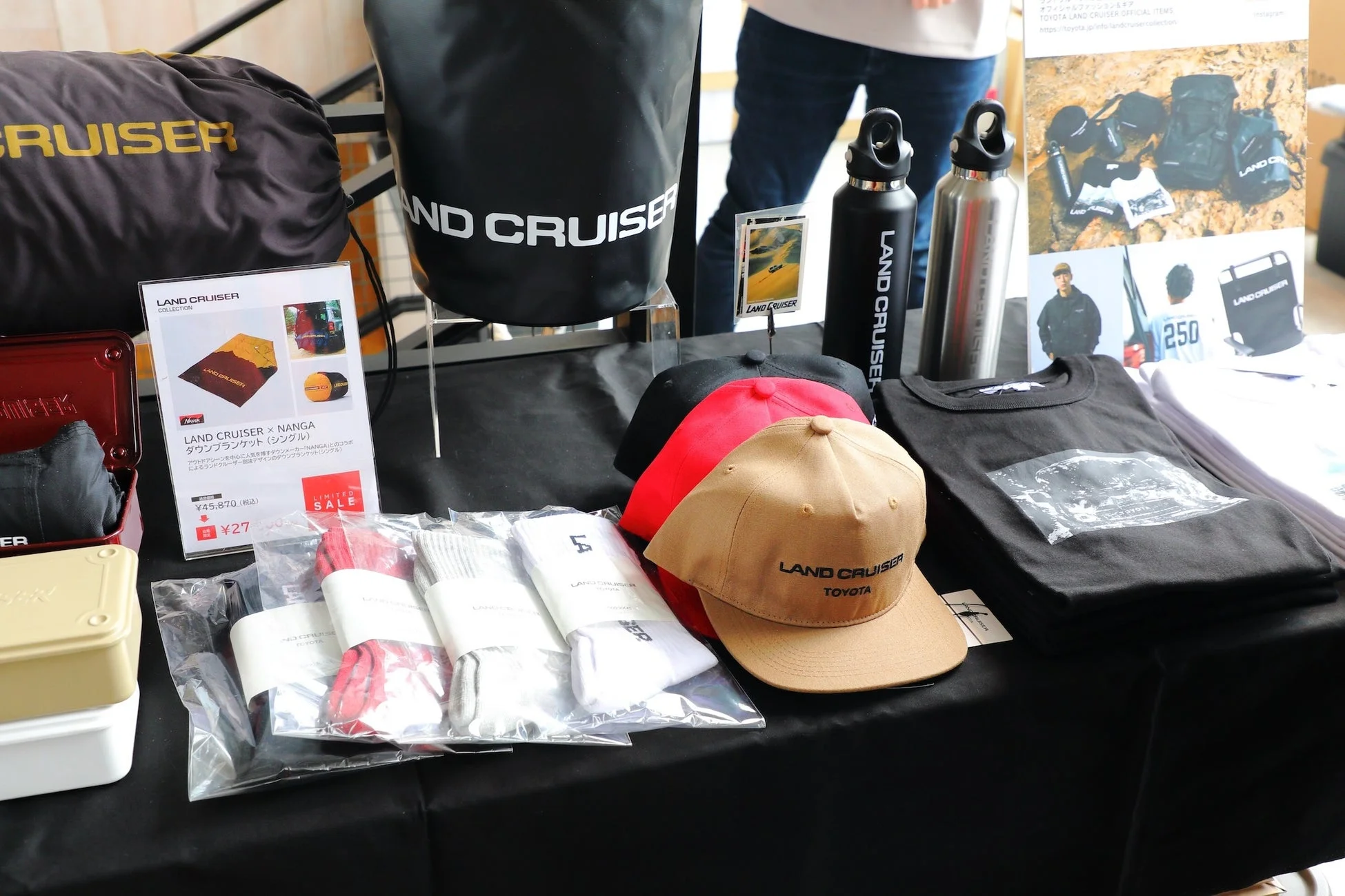 トヨタランドクルーザーの公式グッズ展示