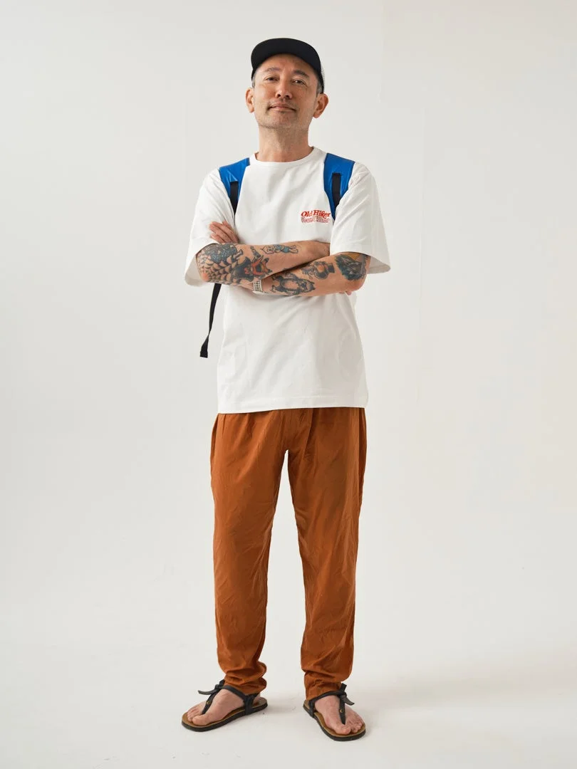 Tシャツを着用した男性の全身像