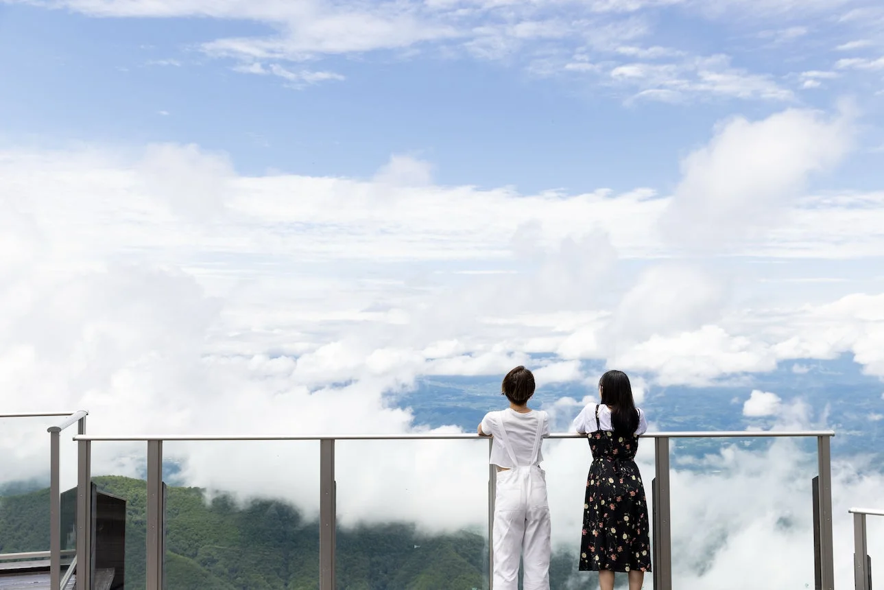 雲海と女性二人