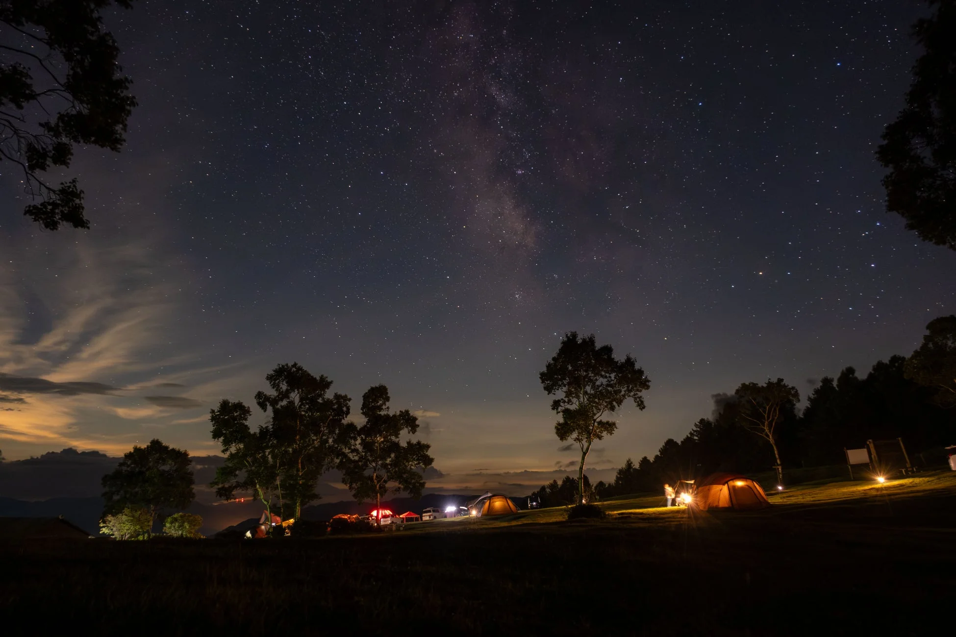 満天の星空と天の川が広がる夜のキャンプ場