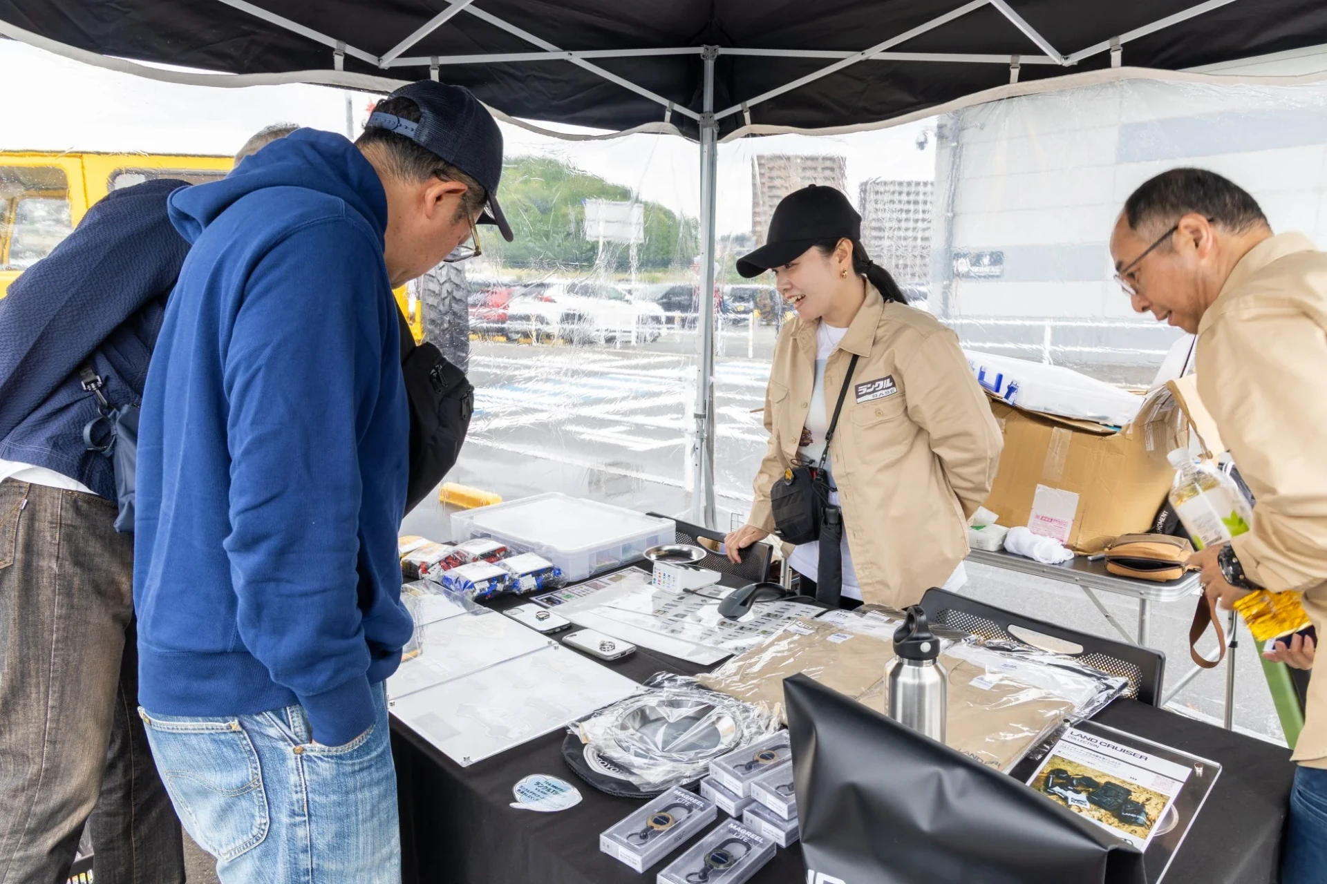 屋外イベントで車関連グッズを販売するブース