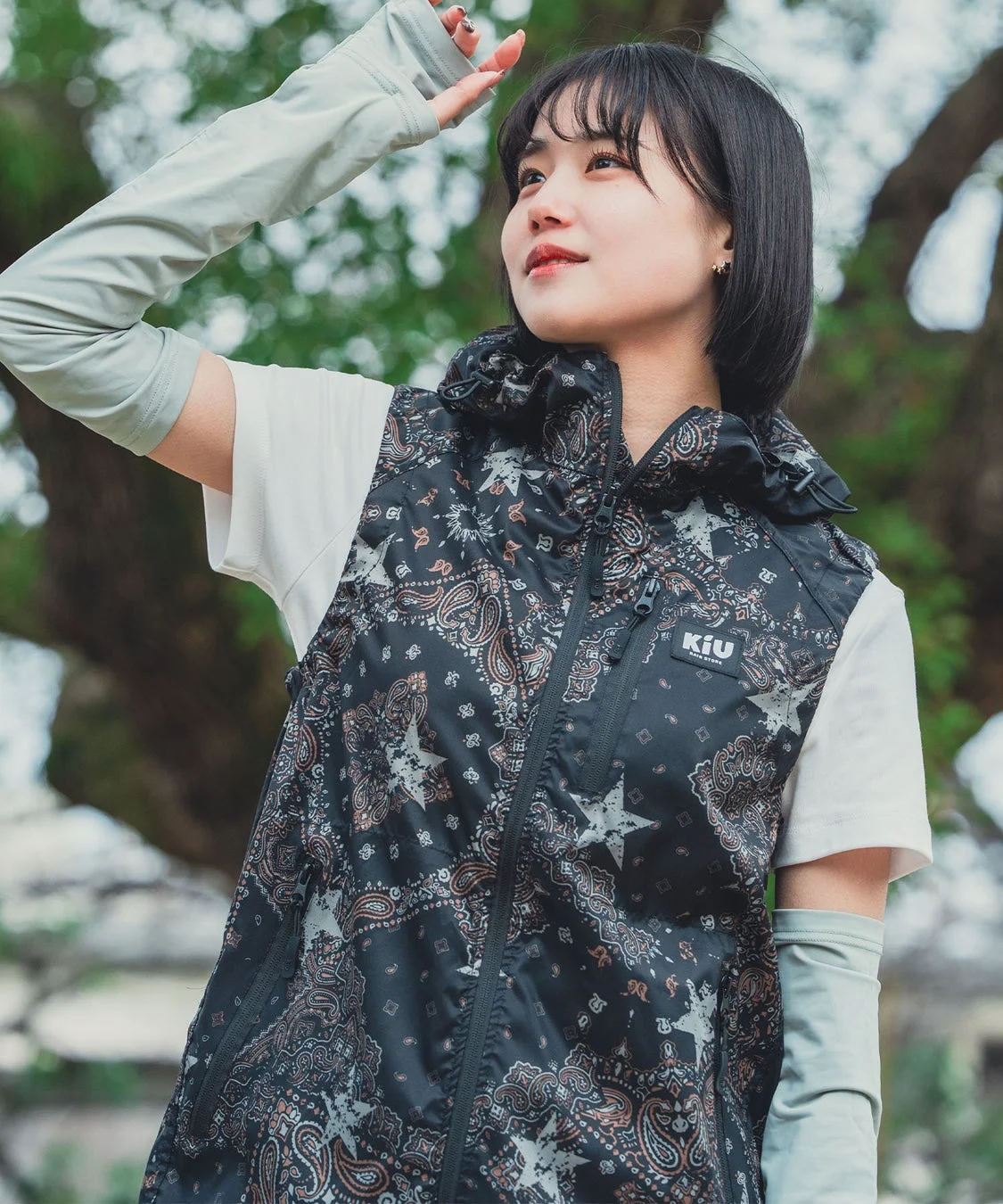 若い女性がペイズリーと星柄のベストを着用