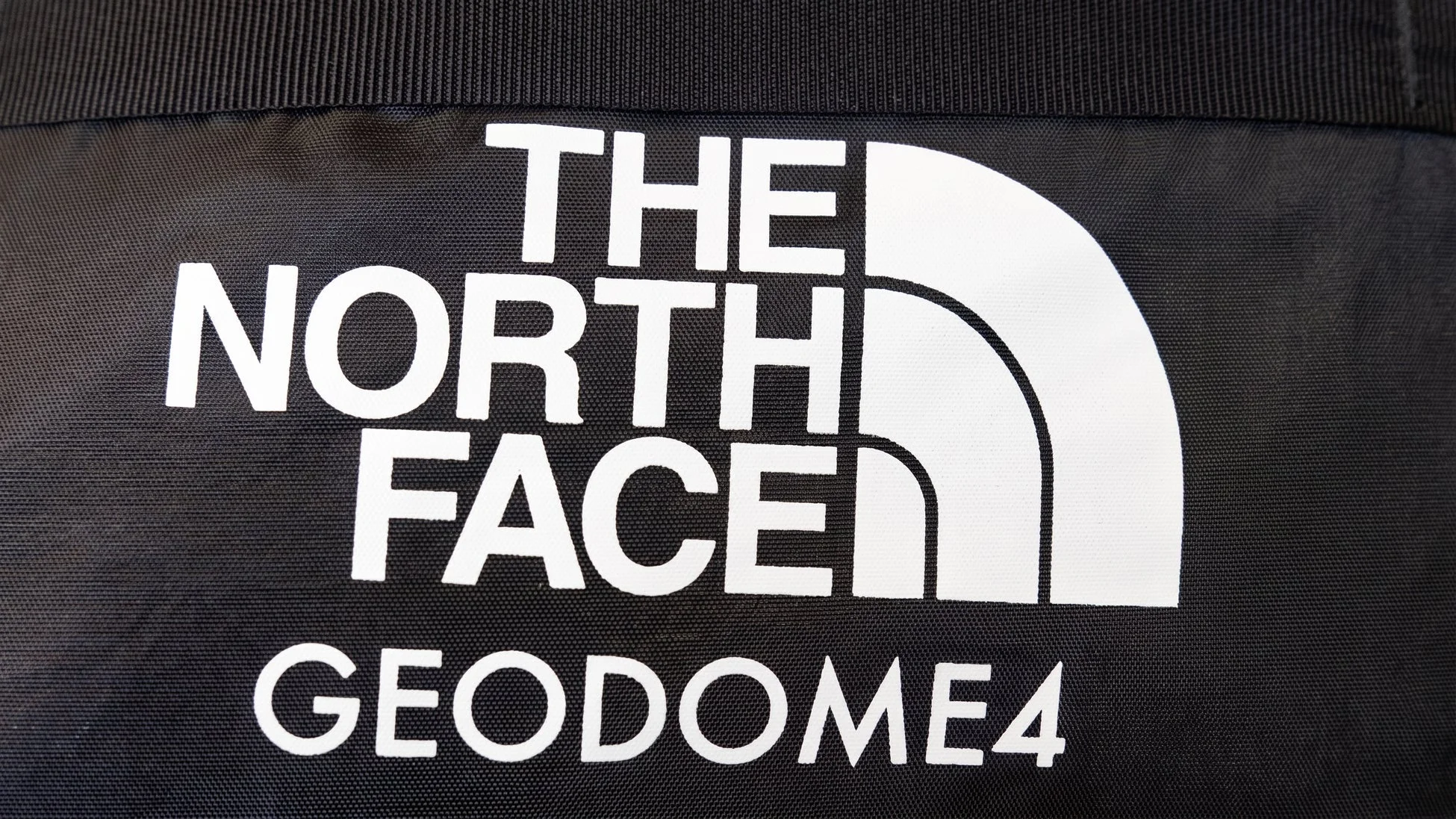 黒い生地に白文字の「THE NORTH FACE GEODOME4」ロゴ
