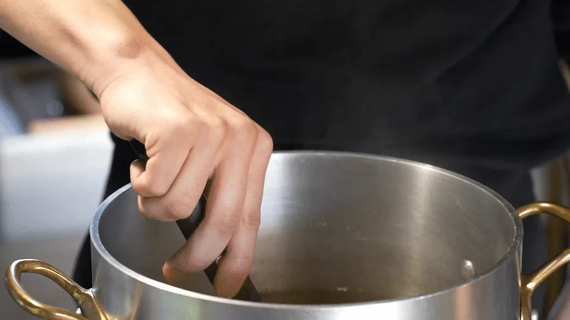 鍋で混ぜる様子