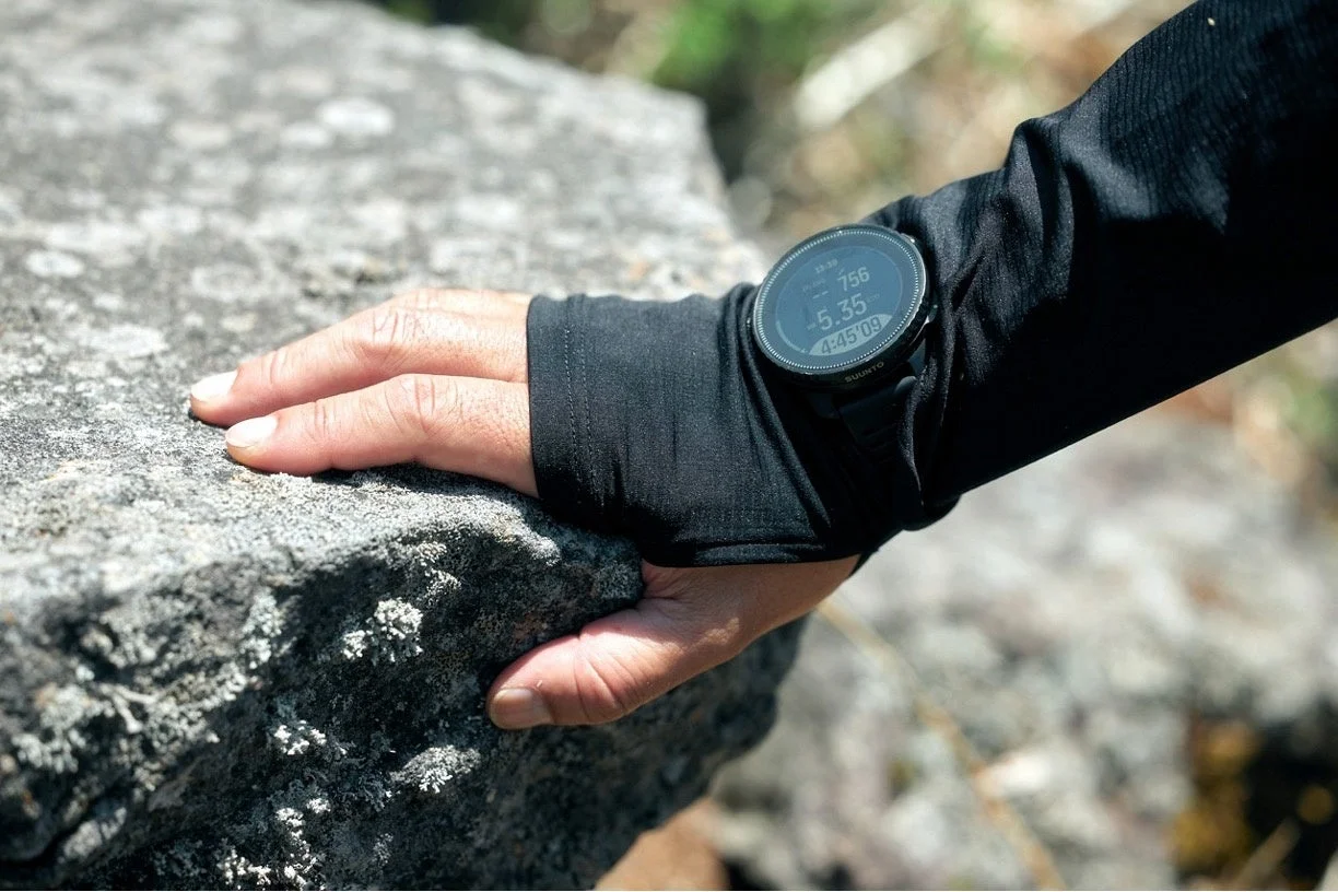 SUUNTOスマートウォッチを着用した手元