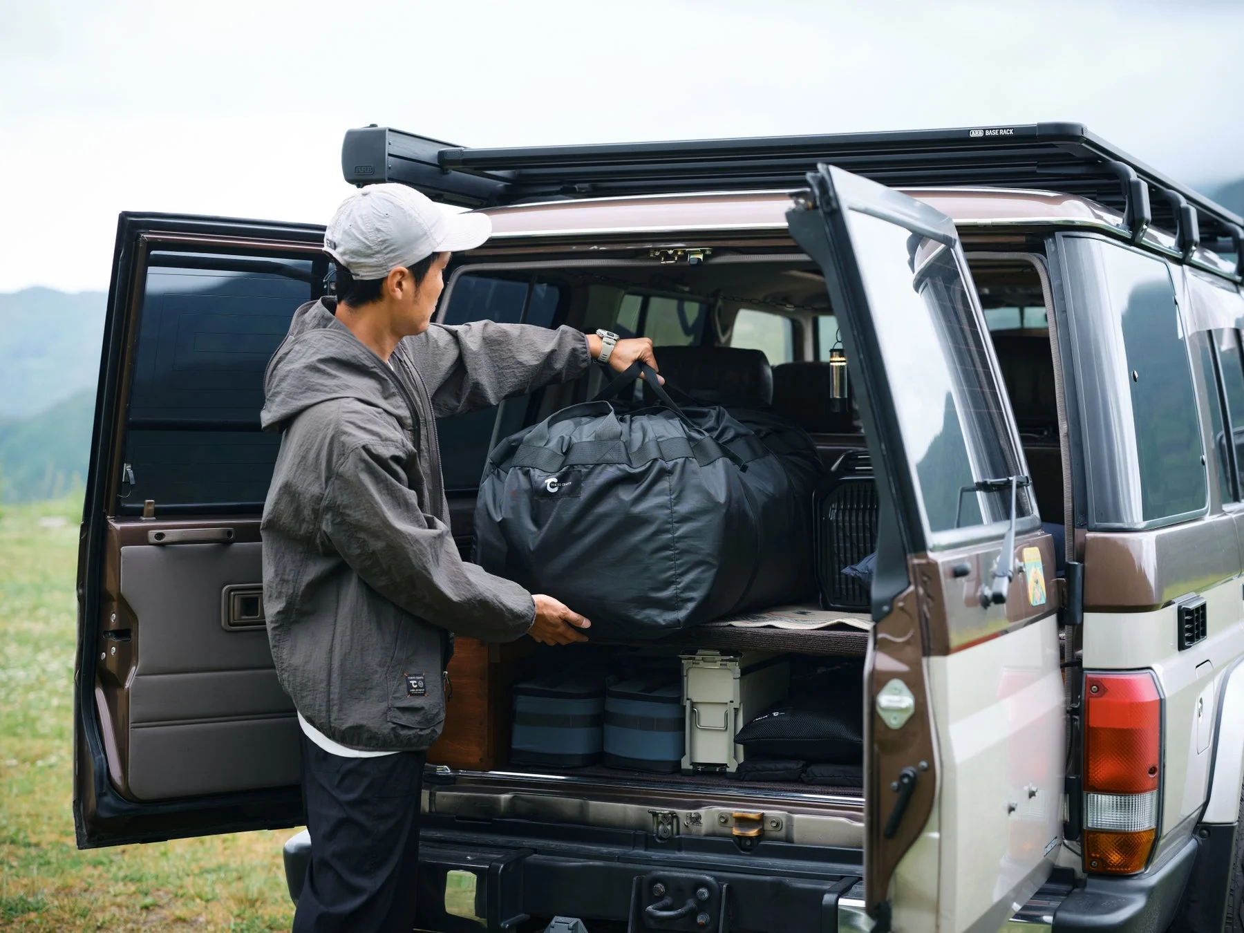 車に荷物を積み込む様子