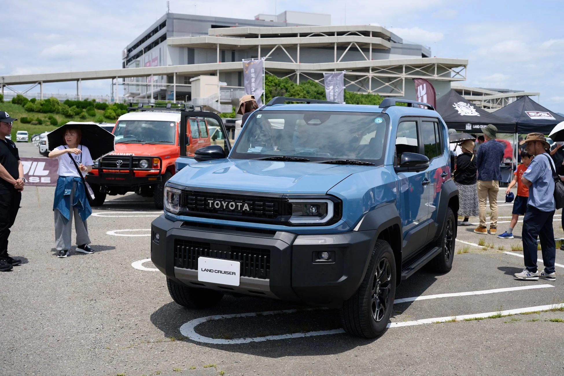 イベント会場に駐車されたトヨタランドクルーザー