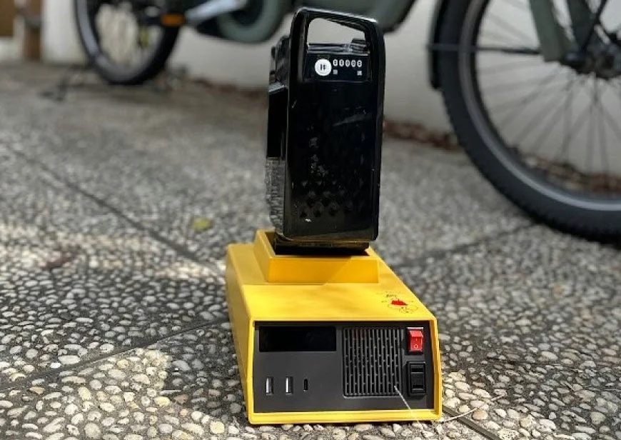 屋外に置かれた充電器とバッテリー、自転車