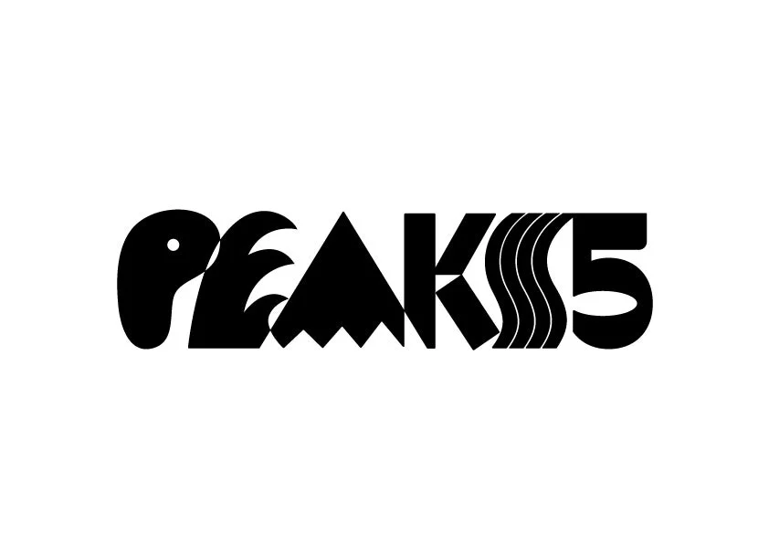 白地に黒で「PEAKS5」と書かれたロゴデザイン