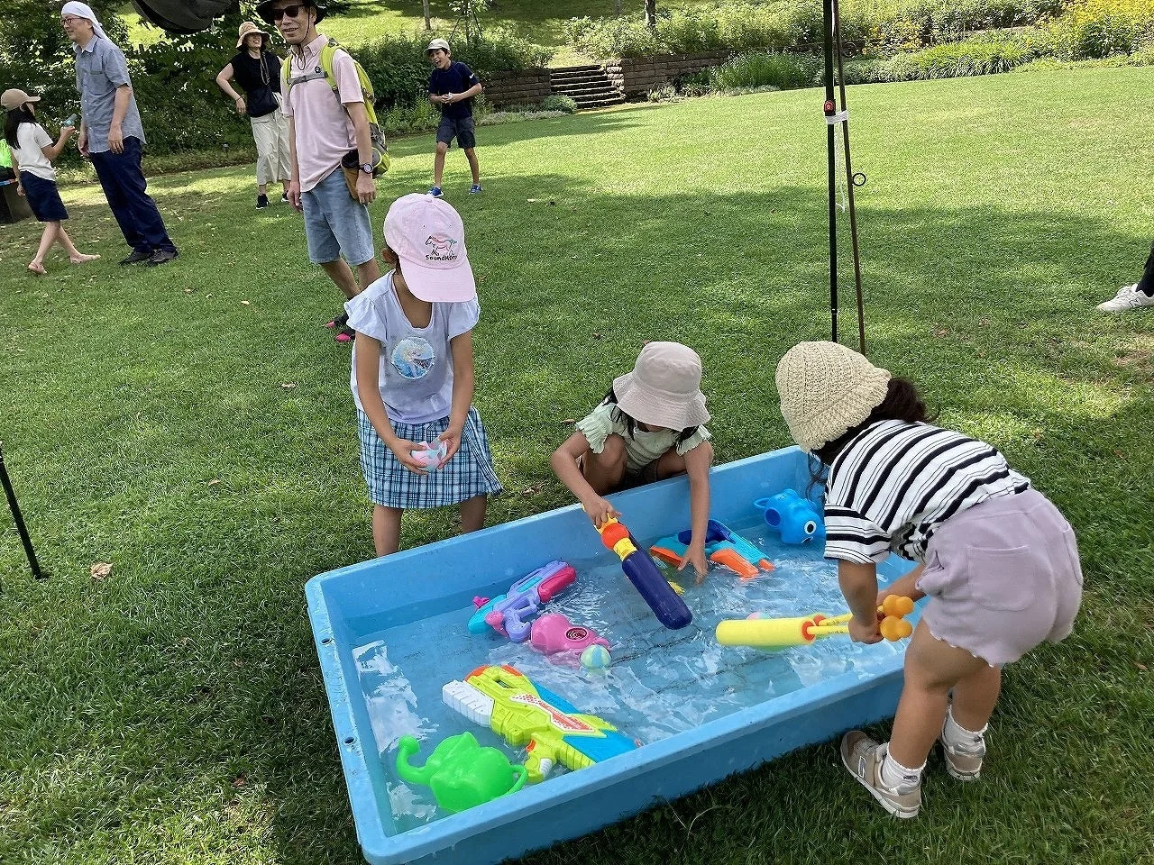 水鉄砲で遊ぶ子供たち