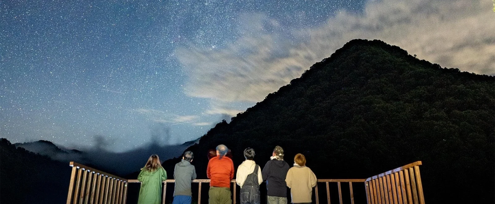 星空を見上げる人々