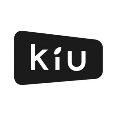 黒い角丸の長方形の中に白い文字で「kiu」と書かれたロゴマーク