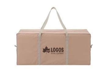 ベージュ色の長方形の収納バッグで、中央に「LOGOS ENJOY OUTING EQUIPMENT」のロゴがプリントされています。