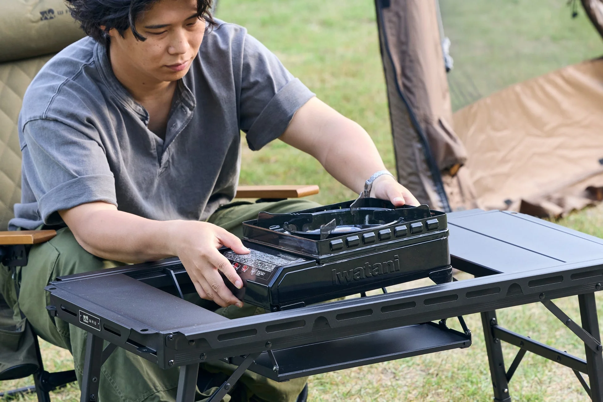 WAQ MULTI BURNER BASEをテーブルにセットする様子