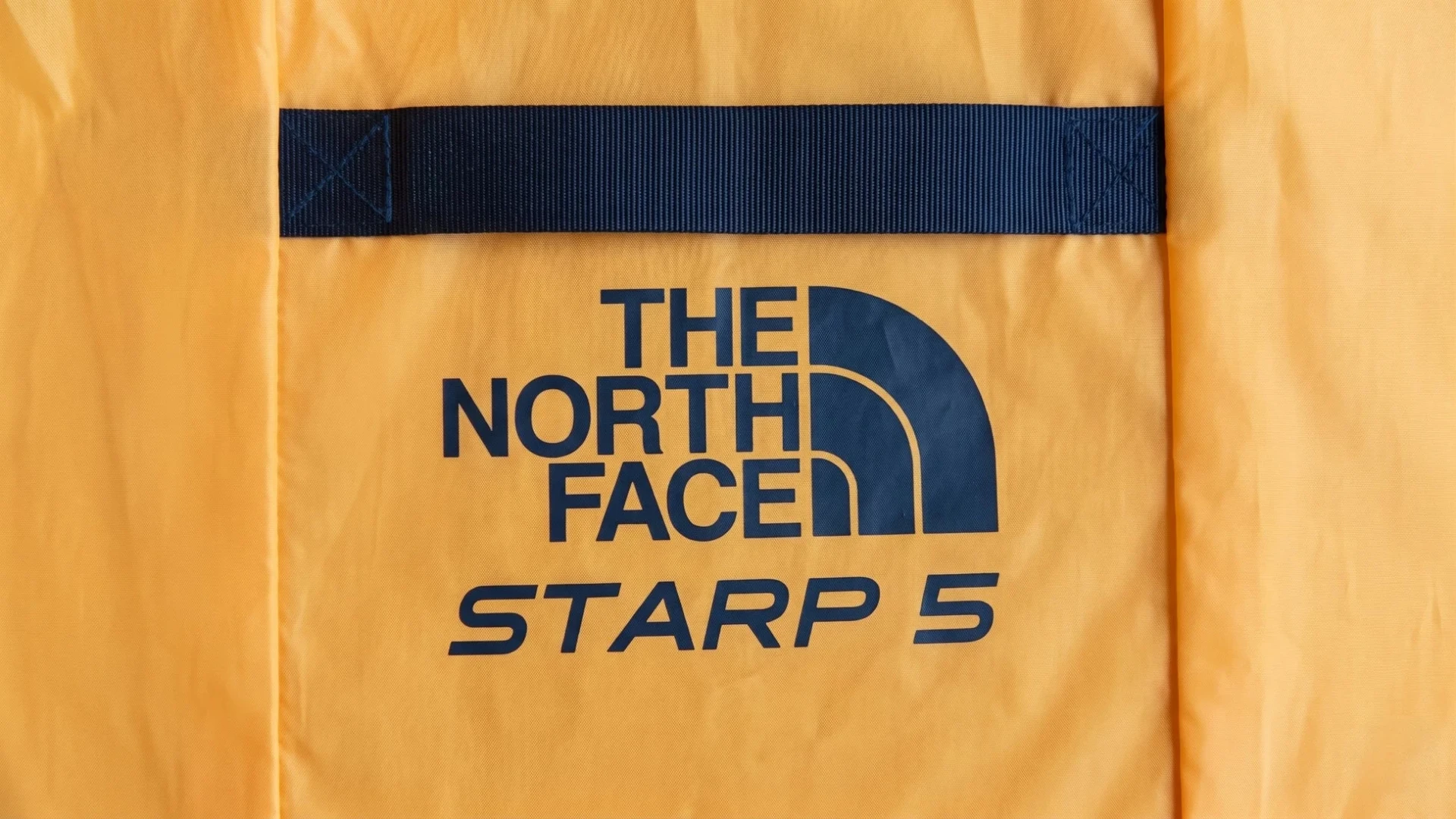 黄色の生地に青い「THE NORTH FACE STARP 5」ロゴ