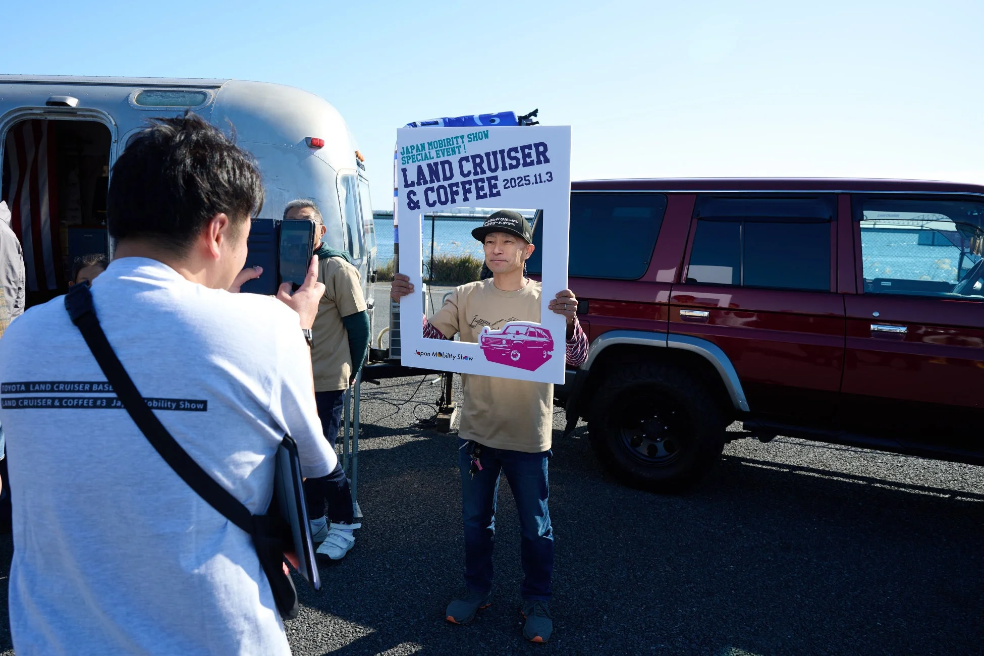 ジャパンモビリティショー関連イベントで撮影する男性