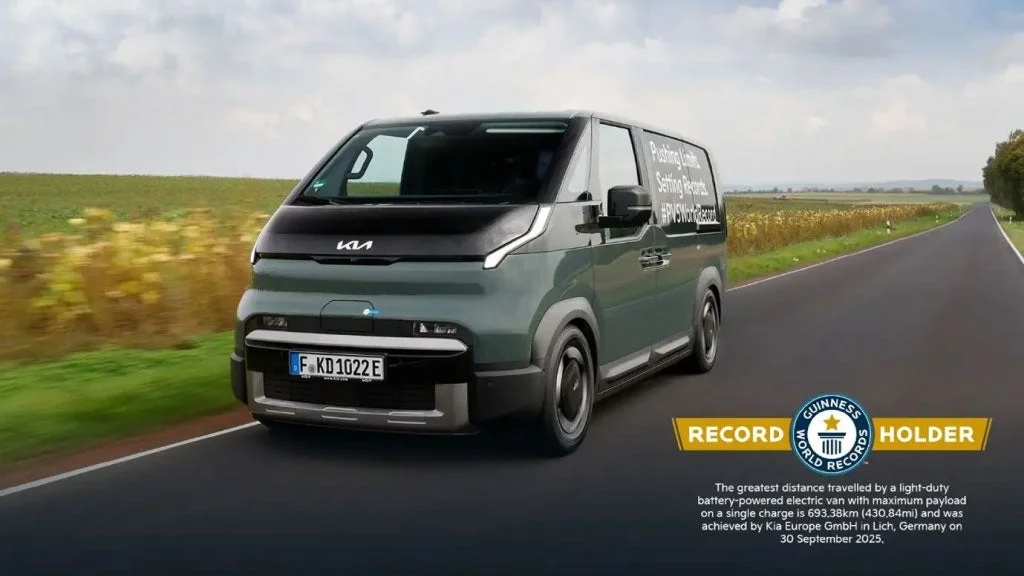 Kiaの新型EVバンが1回の充電で693.38km走行し、ギネス世界記録を達成した様子。ドイツで2025年9月30日に樹立されたこの記録は、最大積載量の商用EVにおける最長距離を示す。