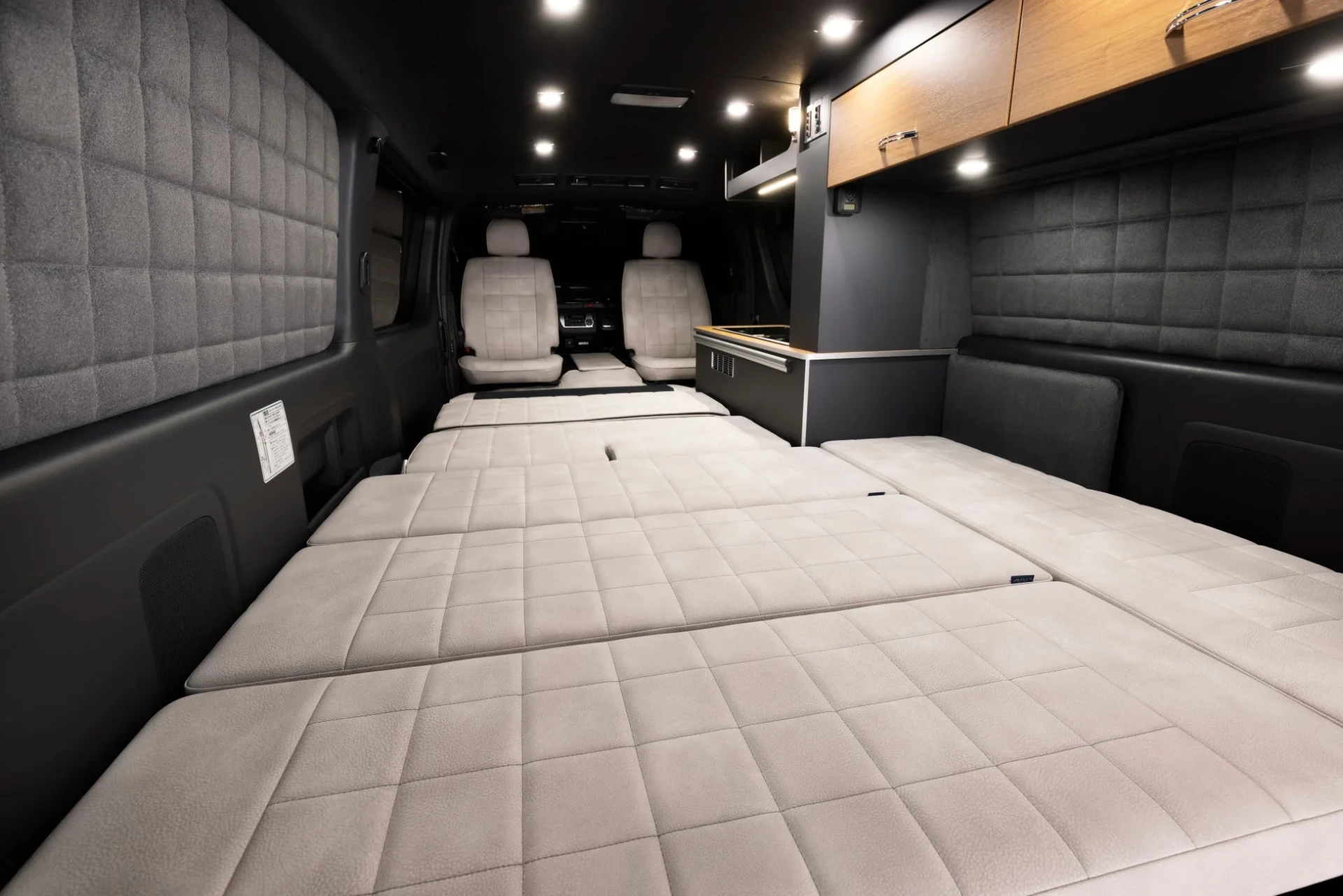 広々としたベッドが特徴のキャンピングカーの車内