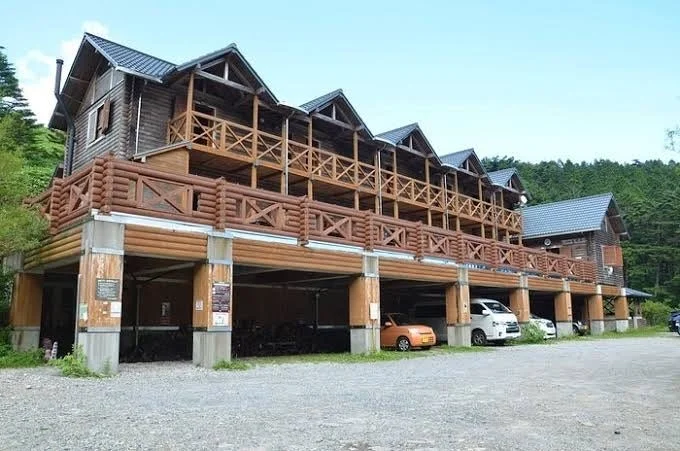 山間に建つ木造ロッジの萬岳荘