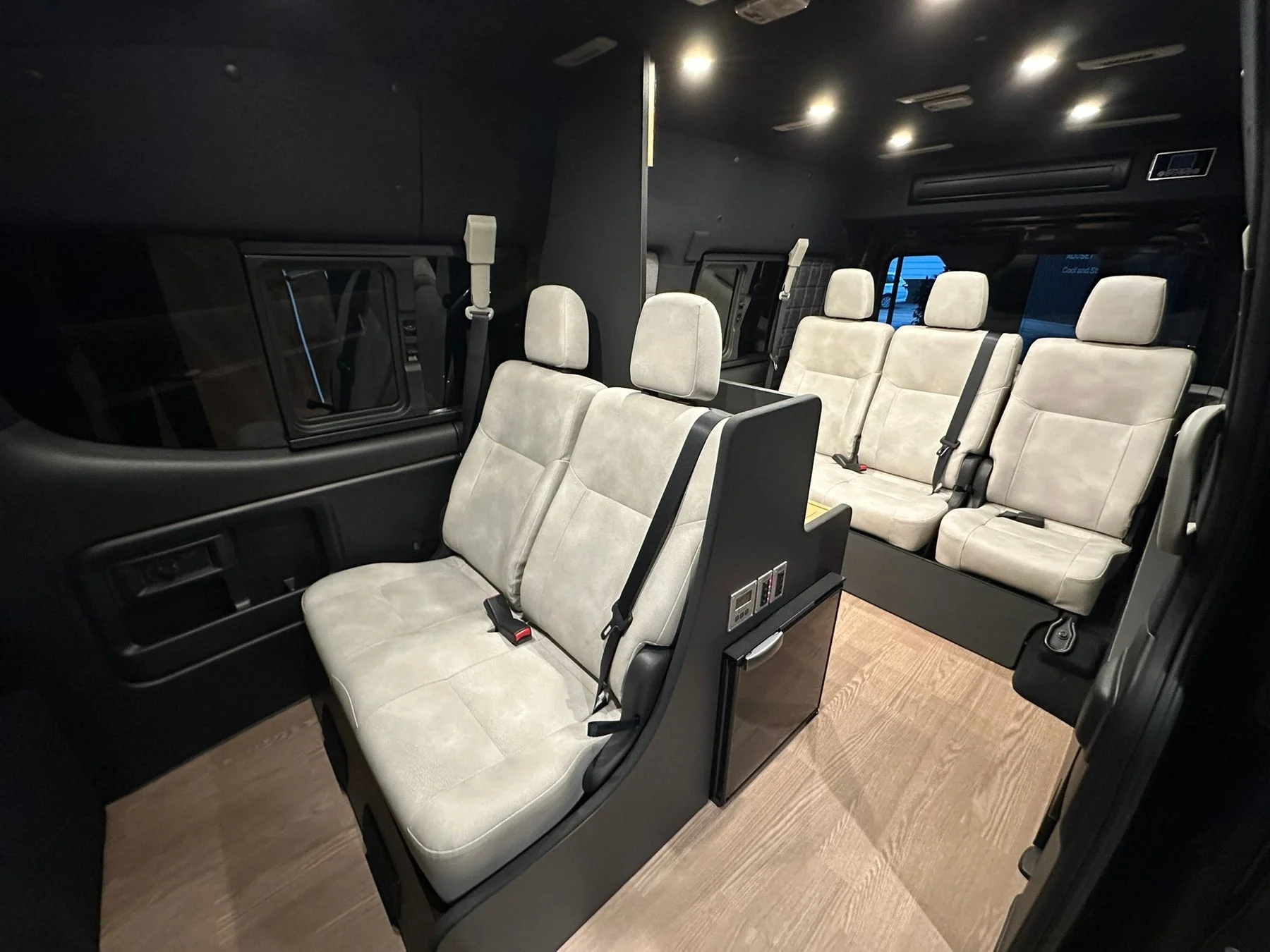 カスタマイズされたバンまたはキャンピングカーの車内
