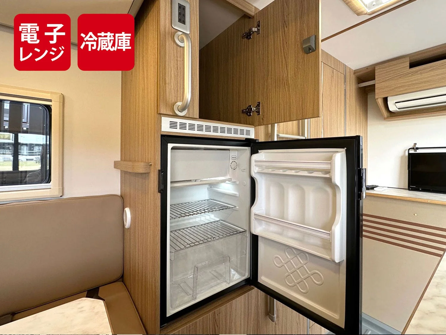キャンピングカーの車内にある小型冷蔵庫と電子レンジ