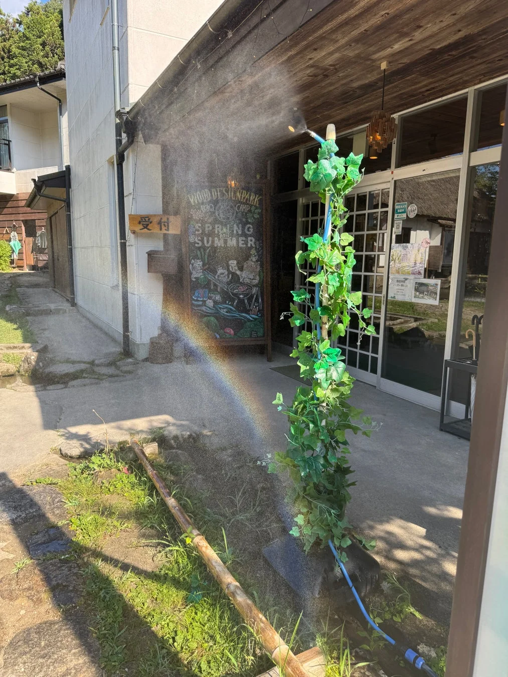 施設入口のミスト