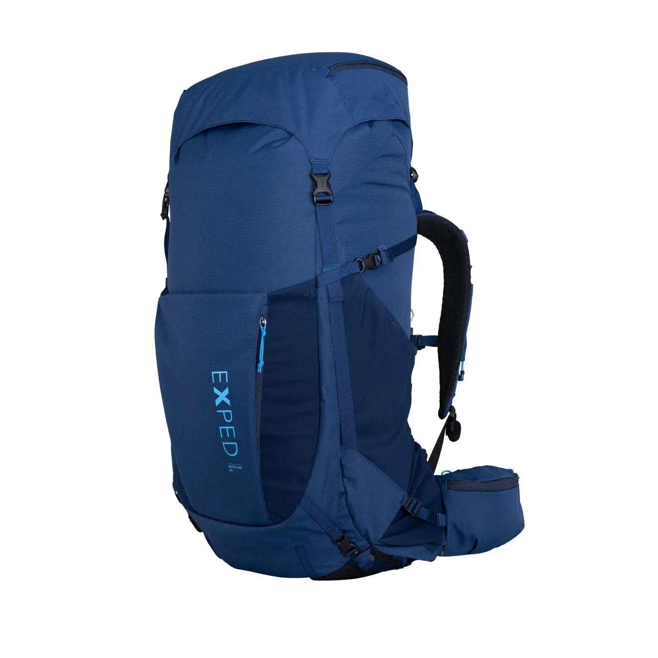 白い背景に置かれたネイビーブルーの大型バックパック「EXPED RIDGELINE 65」の側面からの写真。