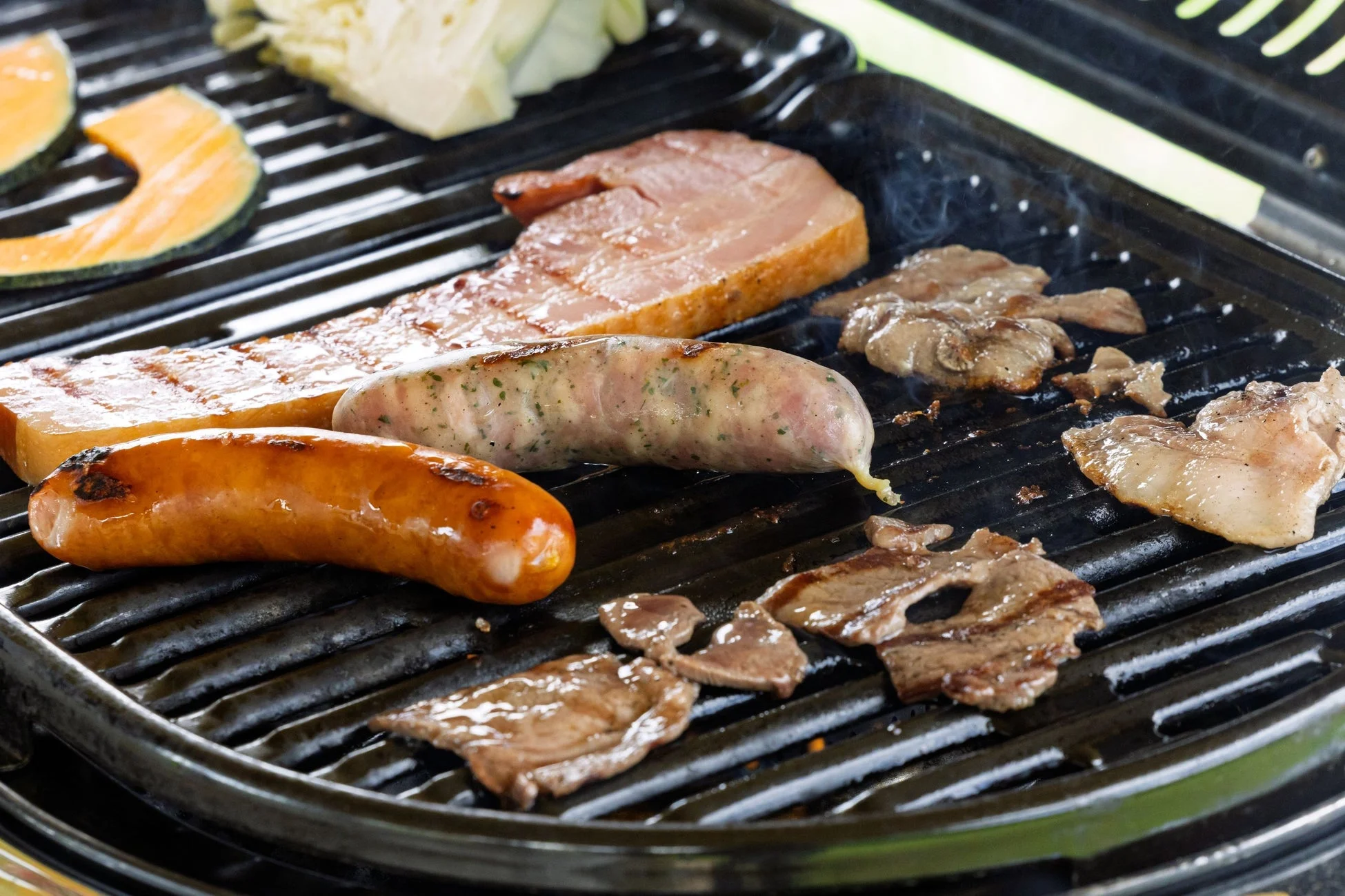 バーベキューグリルで焼かれる食材