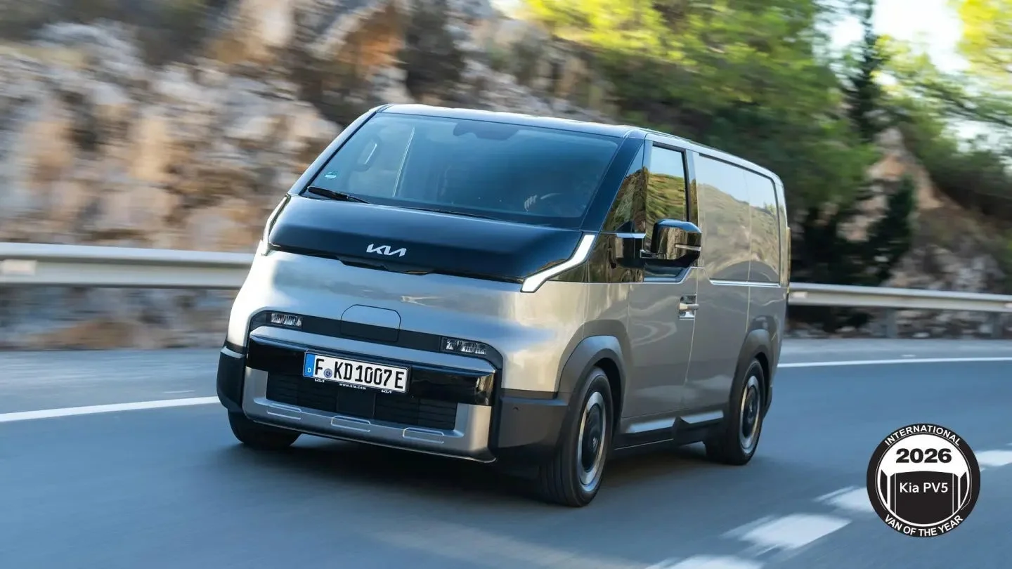 「International Van of the Year 2026」のロゴと走行するKia PV5