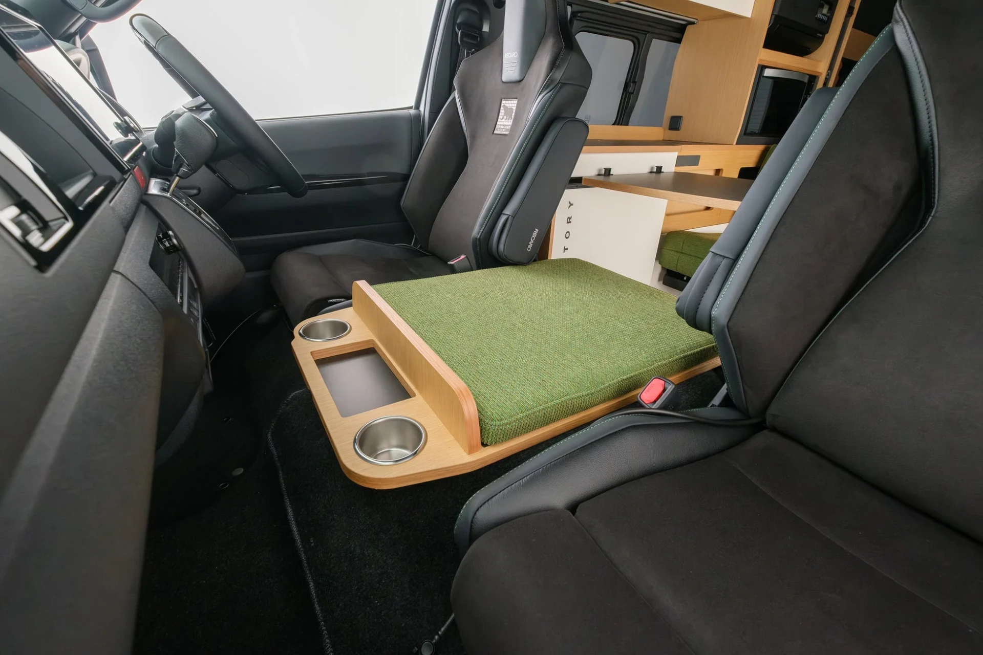 運転席とテーブル