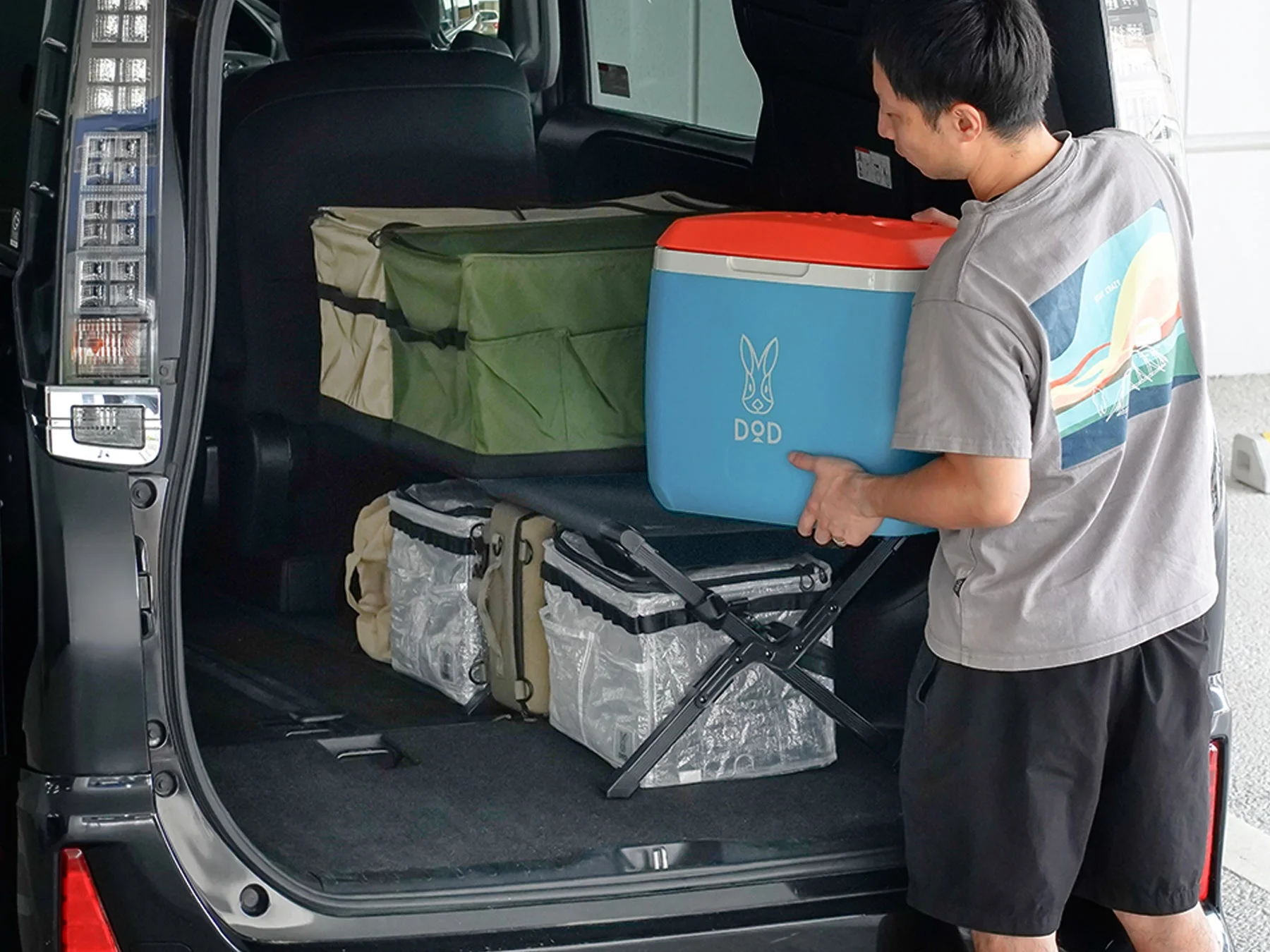 車に荷物を積み込む様子