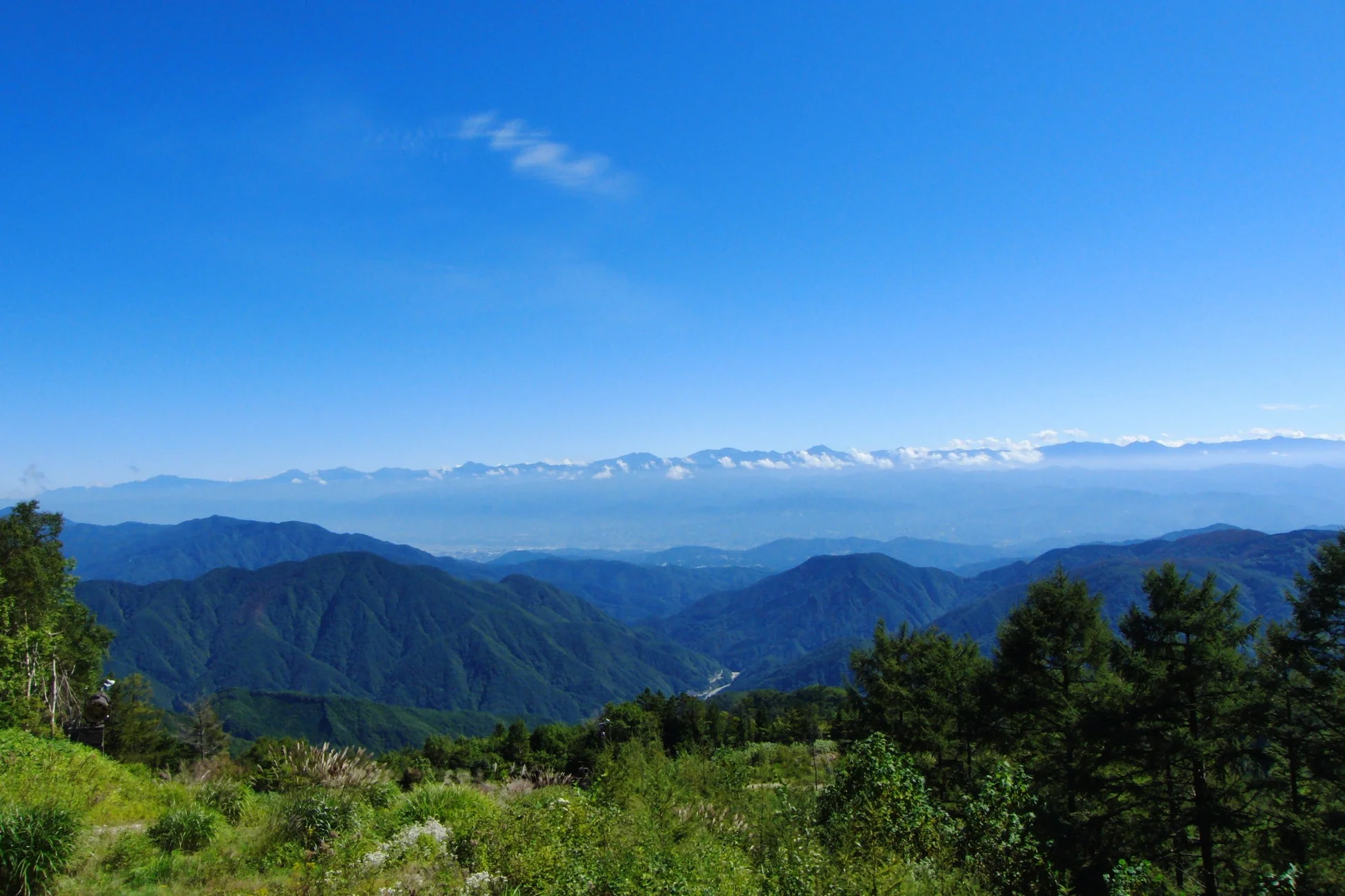 青空の下に広がる山並み