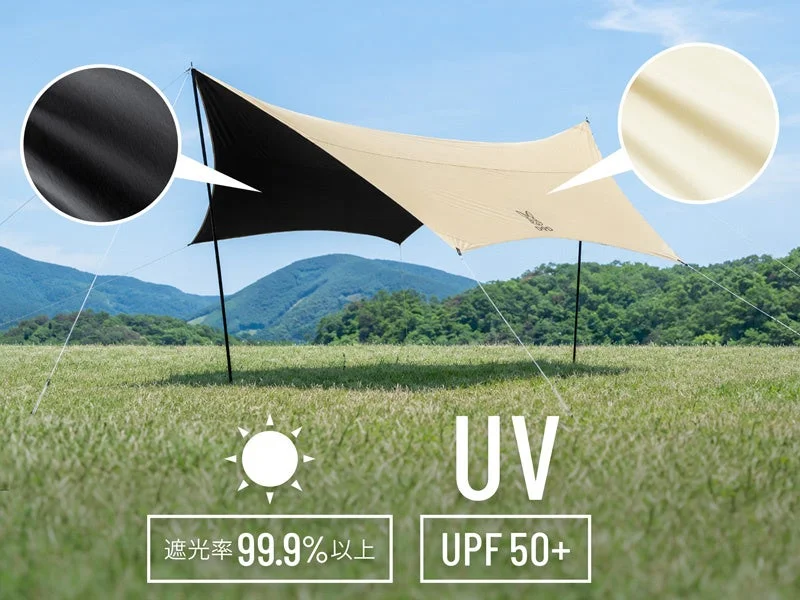 広々とした草原に設置された黒とベージュのツートンカラーのタープです。UVカット機能と高い遮光性を備え、アウトドアでの日差し対策に最適であることを示しています。