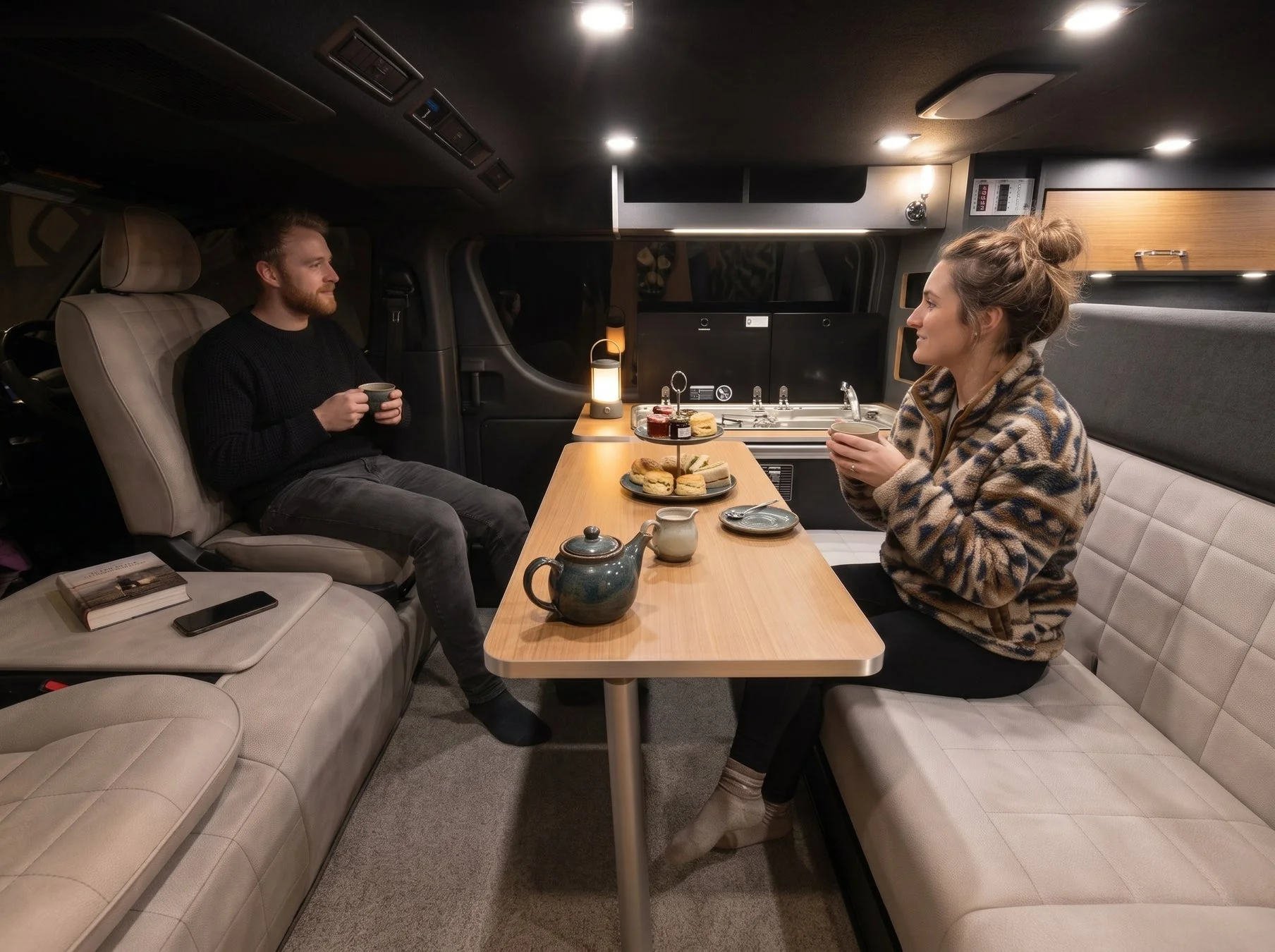 キャンピングカーの車内でティータイムを楽しむカップル