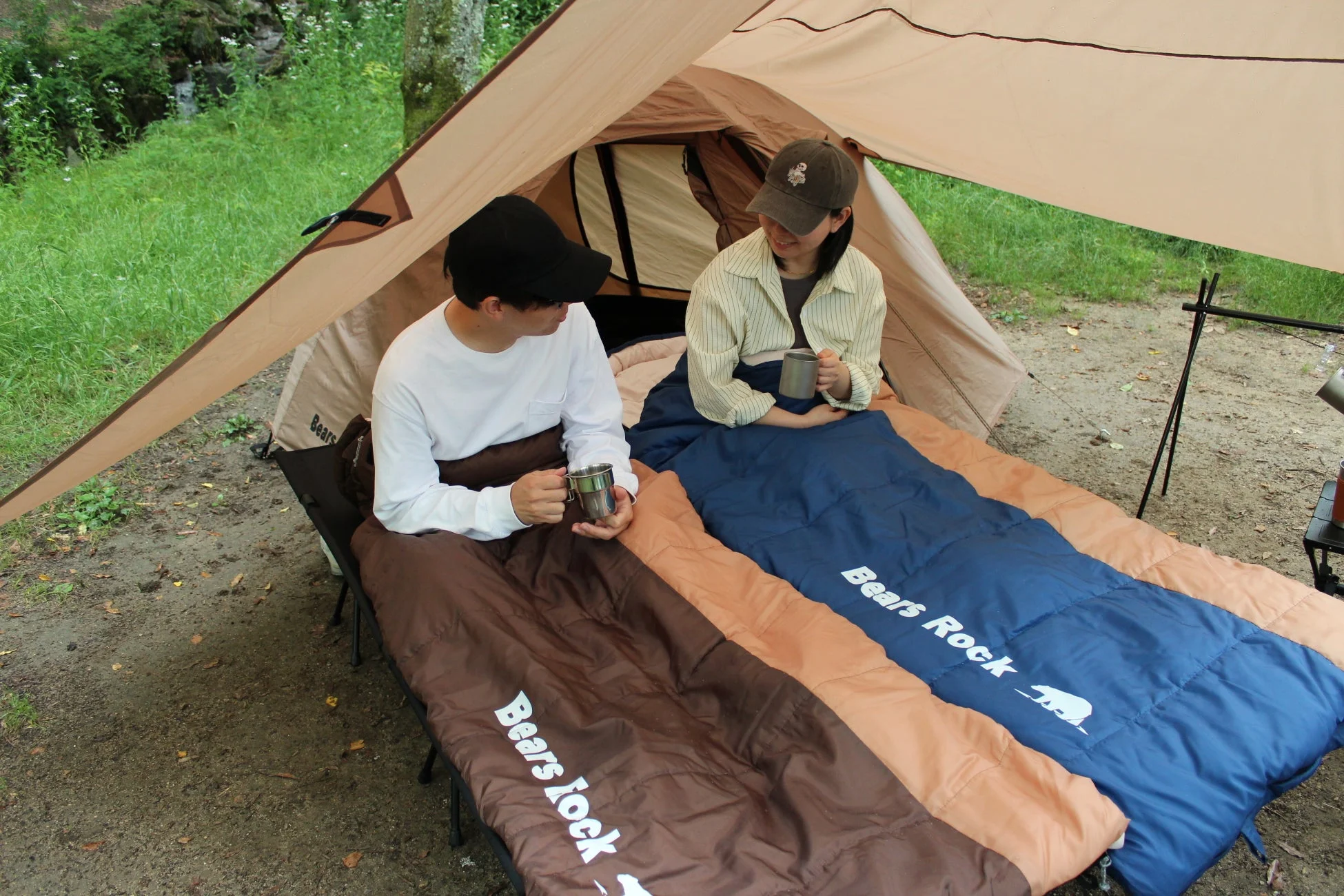 キャンプ,アウトドア,カップル,寝袋,テント,自然,リラックス,休憩,タープ,コット