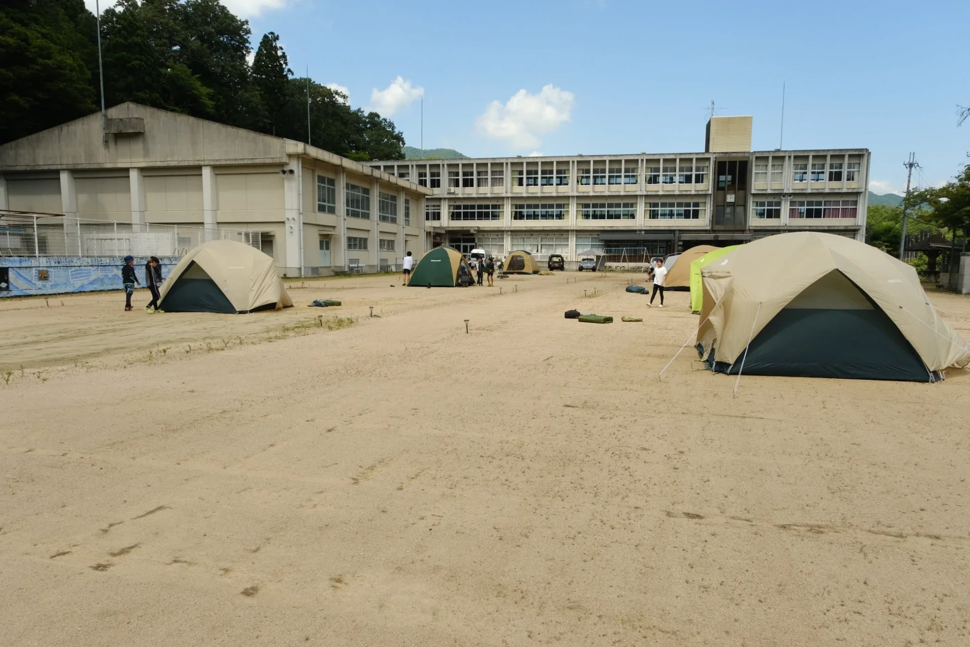 校庭とテント