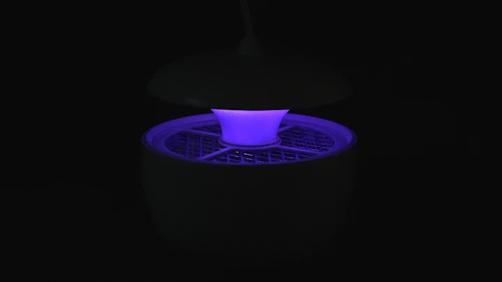 紫色の光を放つ蚊取り器
