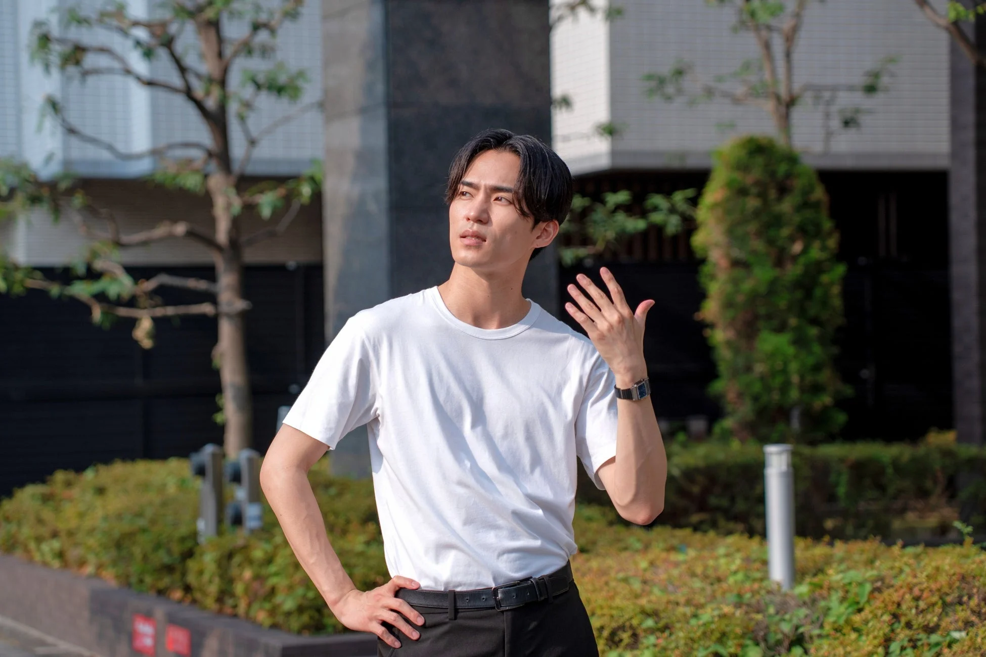 屋外で暑さをしのぐ男性