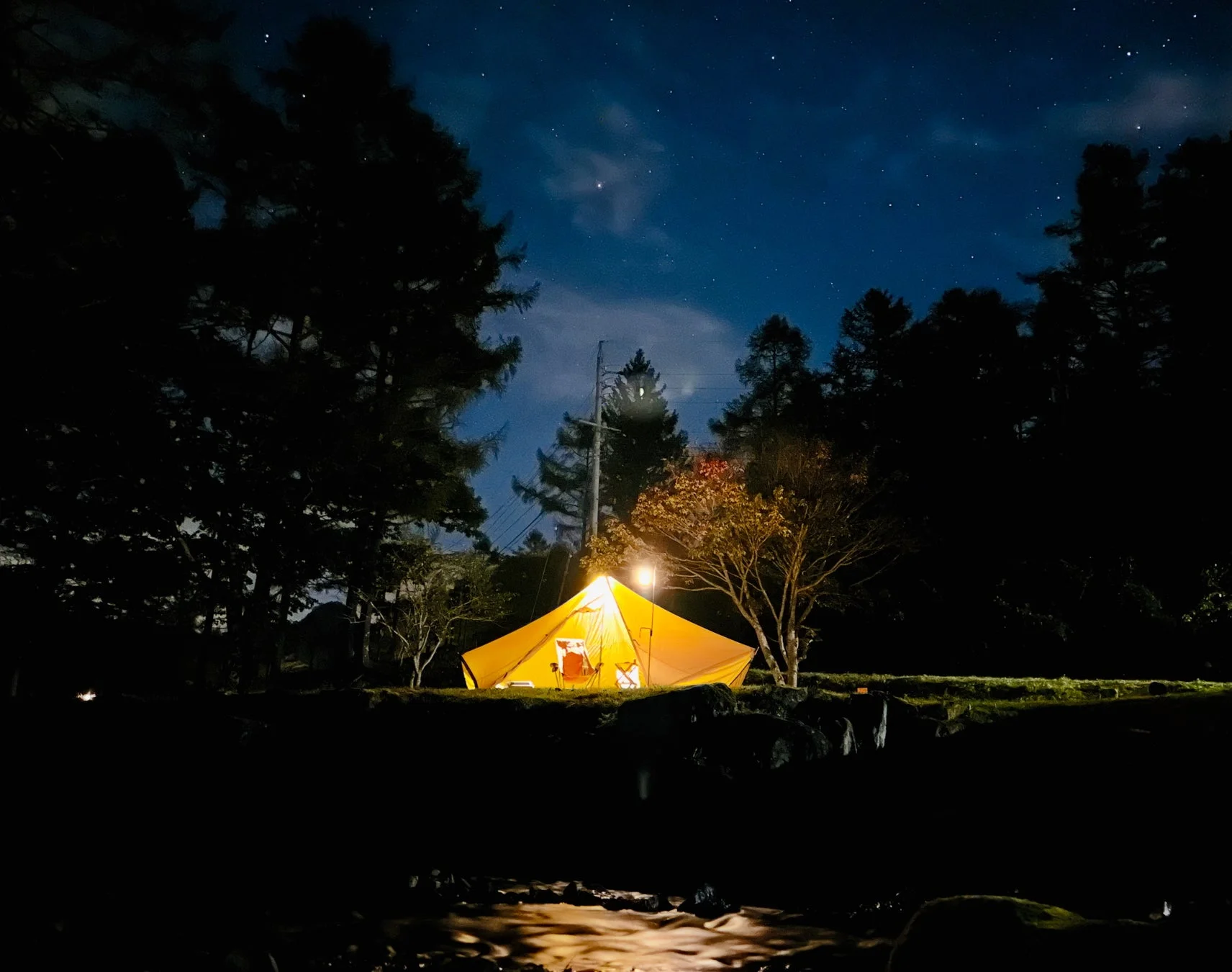 夜のテントとランタン