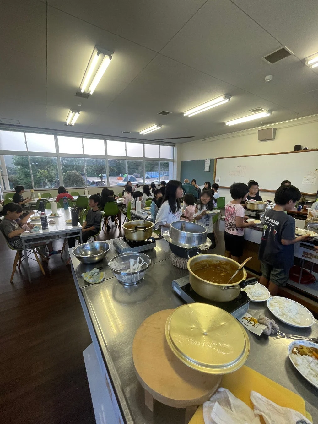 カレーを食べる子供たち