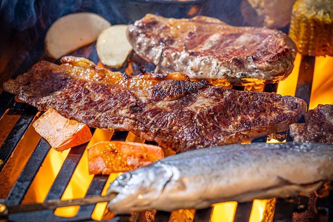 グリルで焼かれる肉と魚