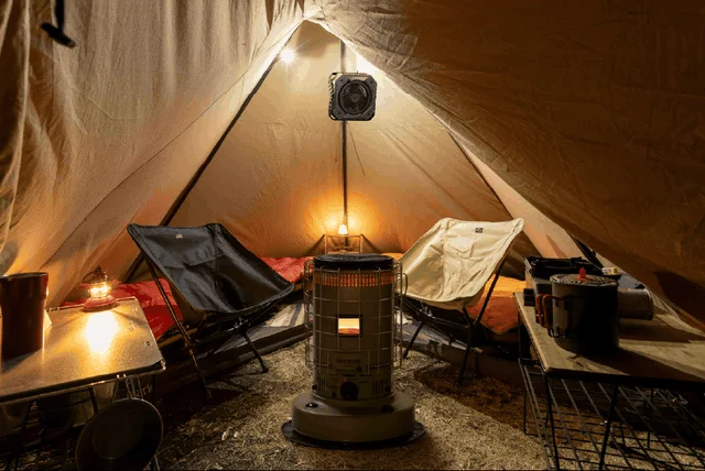 冬キャンプのテント内でストーブとサーキュレーター