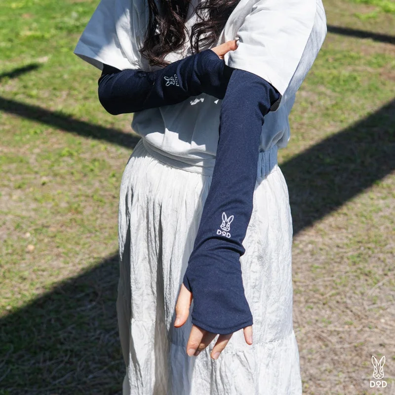 ウサヒエアームカバーを着用する女性
