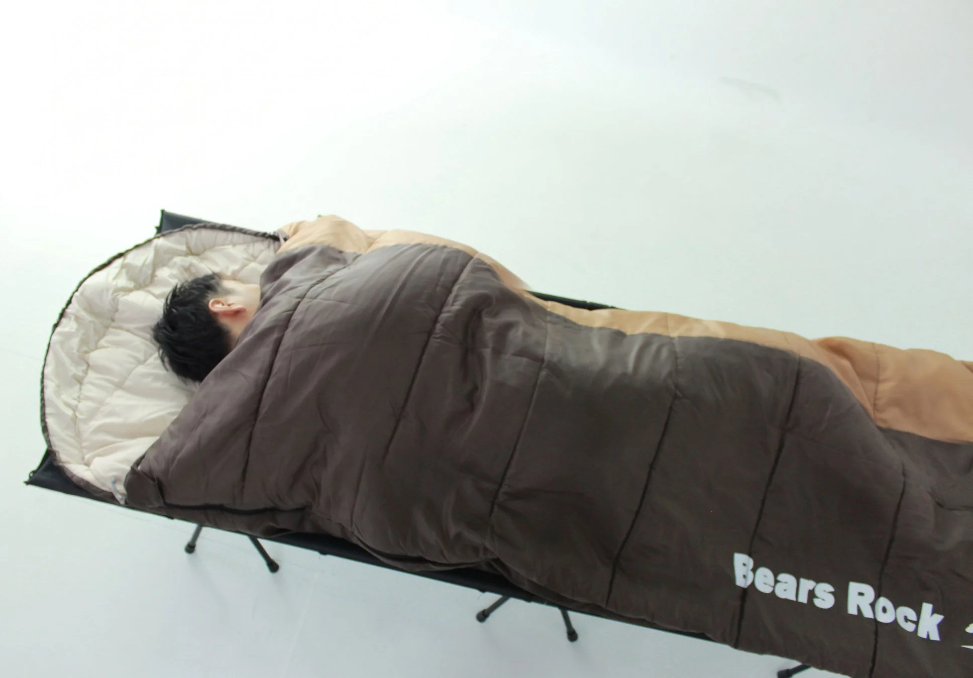 寝袋で快適に眠る人