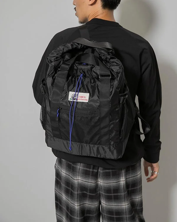 黒いバックパックを背負った男性